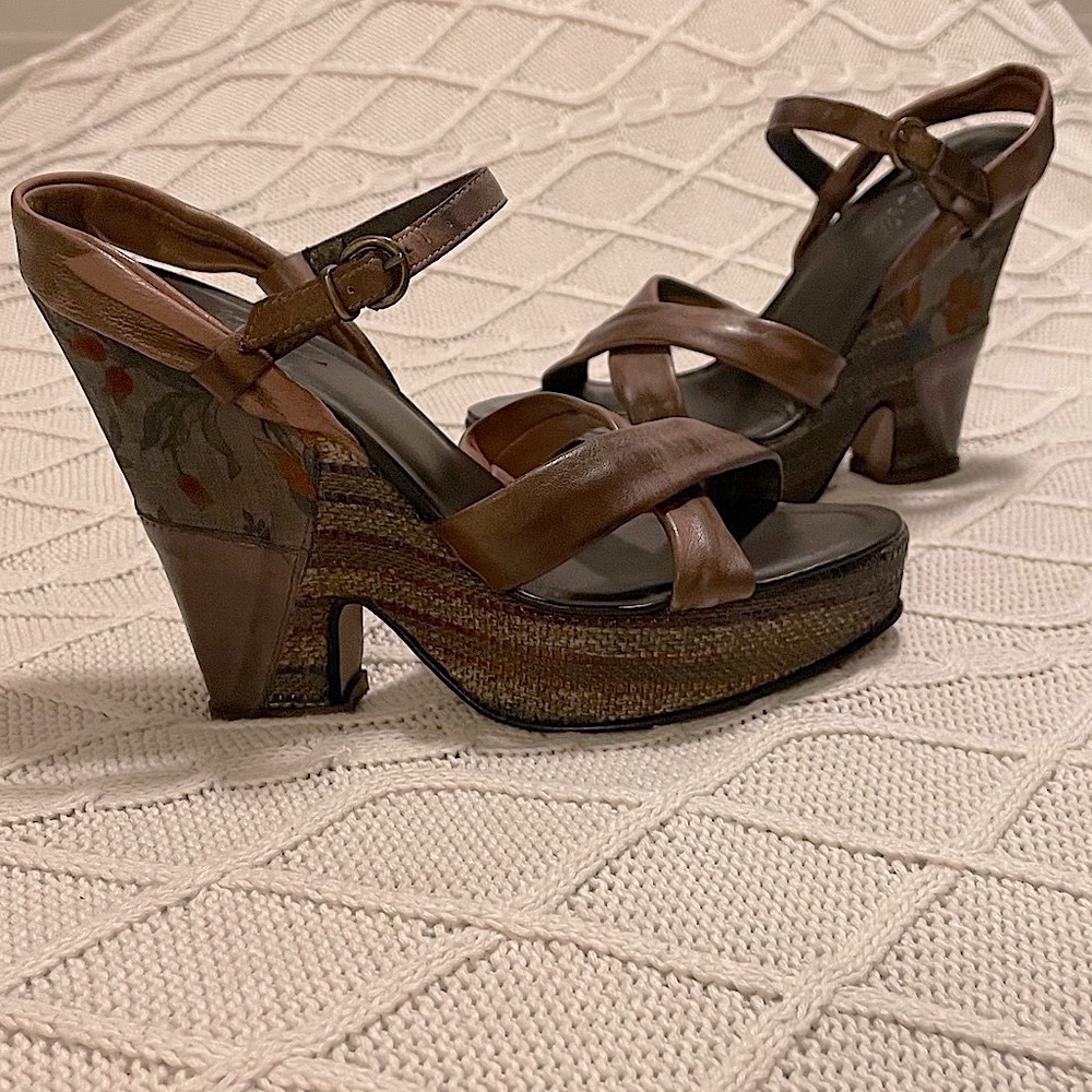 NWT Beautiful Italian Heeled Sandals w Soft Brown Leather Straps